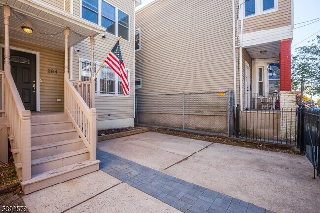 Building Photo - 284 S 6th St