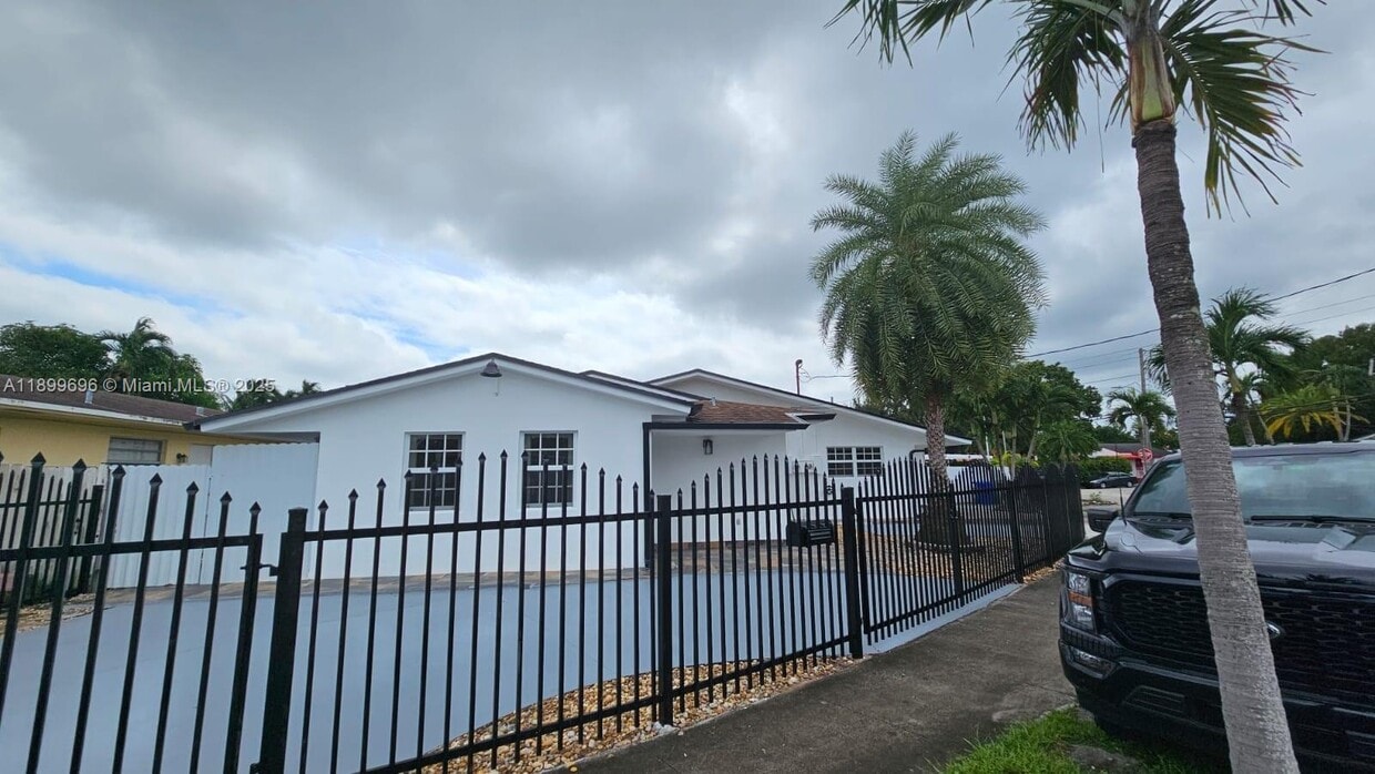 Foto principal - 3182 SW 25th Ter