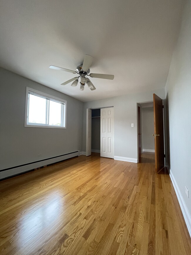 Bedroom - 5429 N Artesian Ave