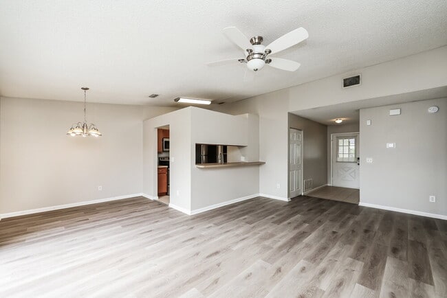 Foto del edificio - 317 Regal Park Dr