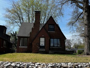 Building Photo - 751 S St James Blvd