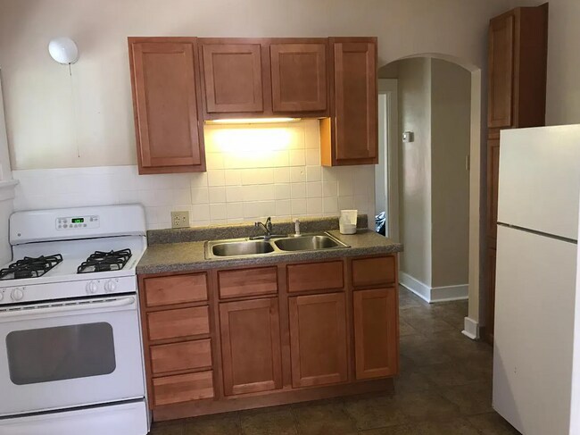 Kitchen - 1023 Charleville Ave