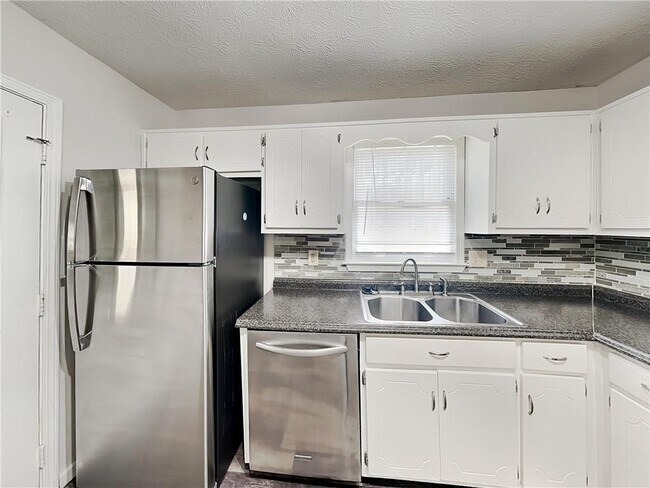 Foto del edificio - 65 Homeport Dr