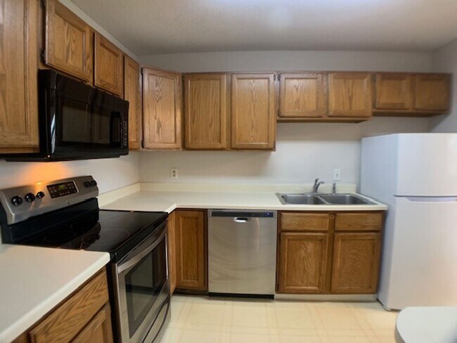Foto del edificio - 2 BR, 2 BA Condo  in the Heart of Roseville!
