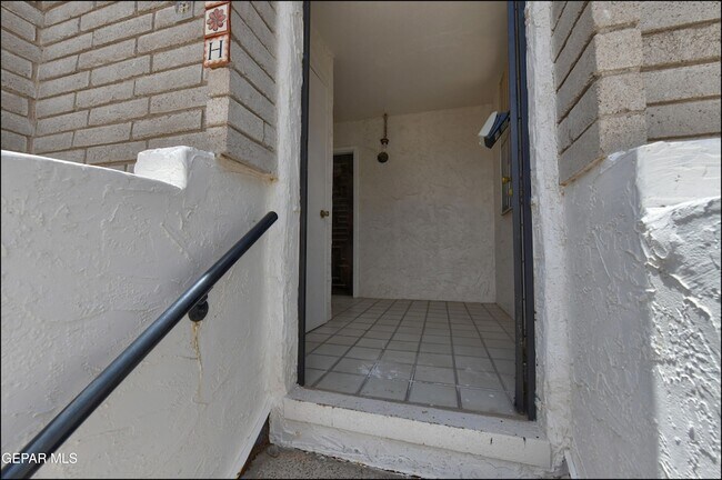 Foto del edificio - 6201 ESCONDIDO Dr