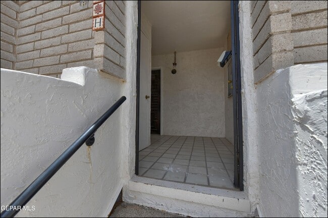 Building Photo - 6201 ESCONDIDO Dr