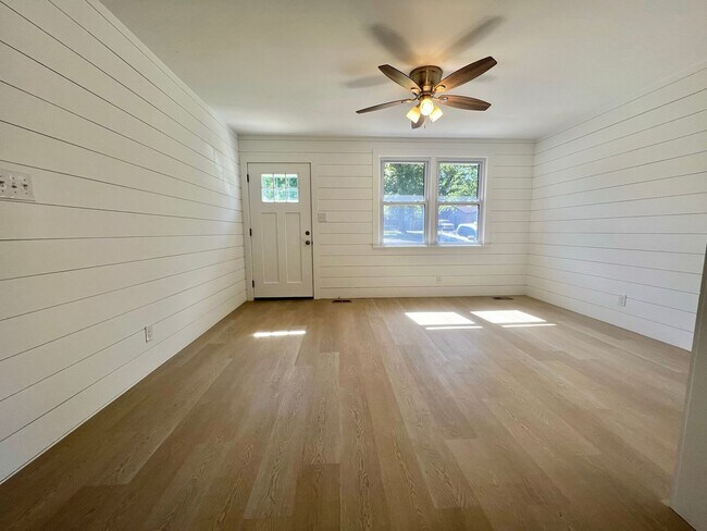 Building Photo - Renovated 3 bed, 1 bath Home w/ Large Fenced Backyard