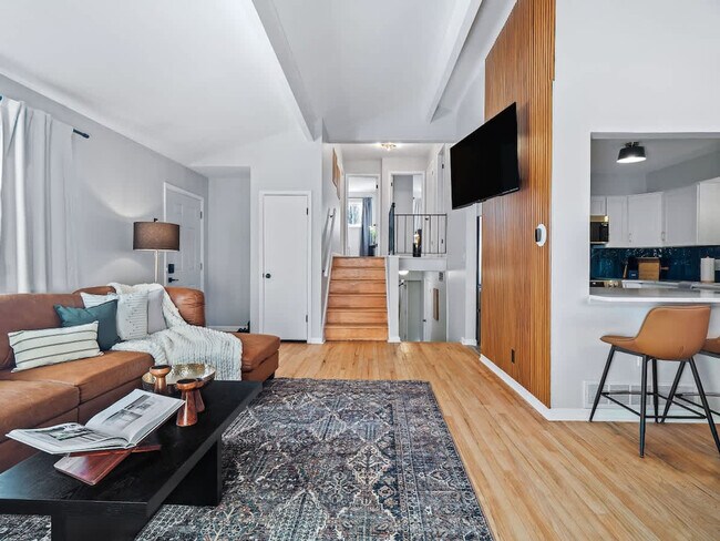 Foto del edificio - 676 Treeside Dr