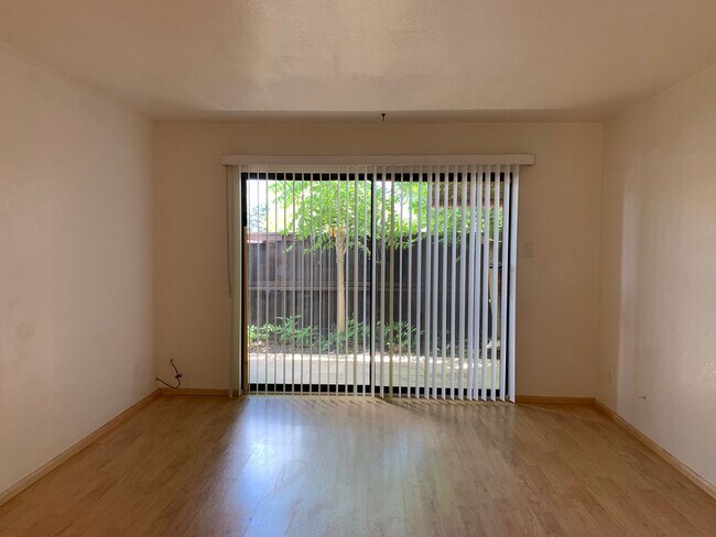 Foto del edificio - Lovely 2 Bedroom, 2 Bath Condo In The NE!