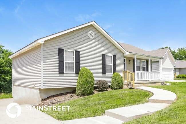 Building Photo - 1024 NE Queens Ct