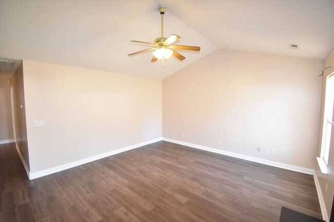 Building Photo - Coming Soon: 3 Bedroom and 2 Bath Home- Bo...