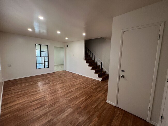 Foto del edificio - **17505 Amantha Carson** 5 bedrooms 2 bath...