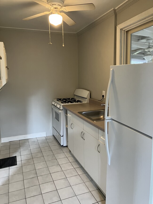 Kitchen - 1630 Oakhurst St