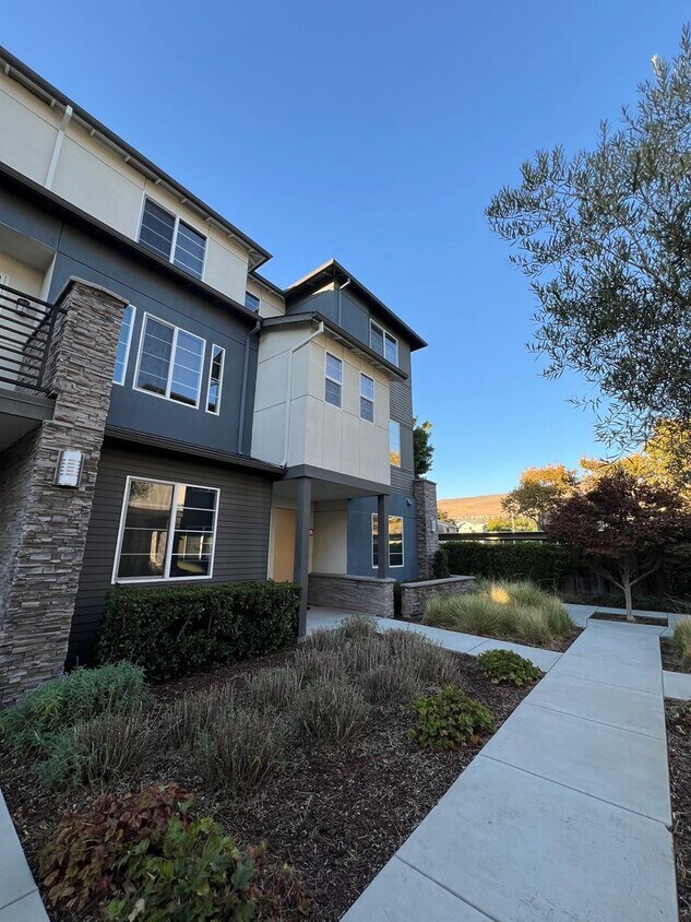 Primary Photo - CONTEMPORARY BRIGHT SPACIOUS TOWNHOME WITH...