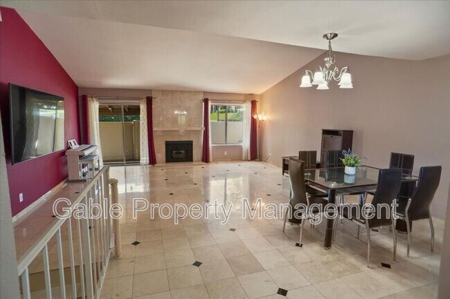 Foto del edificio - 26136 Rainbow Glen Dr