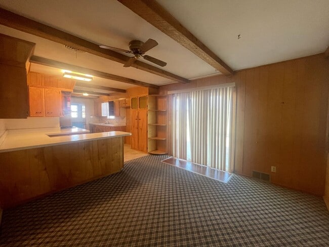 Building Photo - Large 4 Bed 2 Bath on Chapman DR