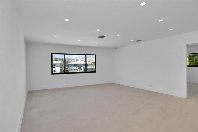 Building Photo - 840 SE 22nd Ave