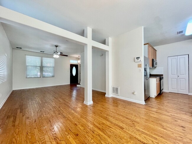 Building Photo - Superb Suburban Space! Multiple Living areas!