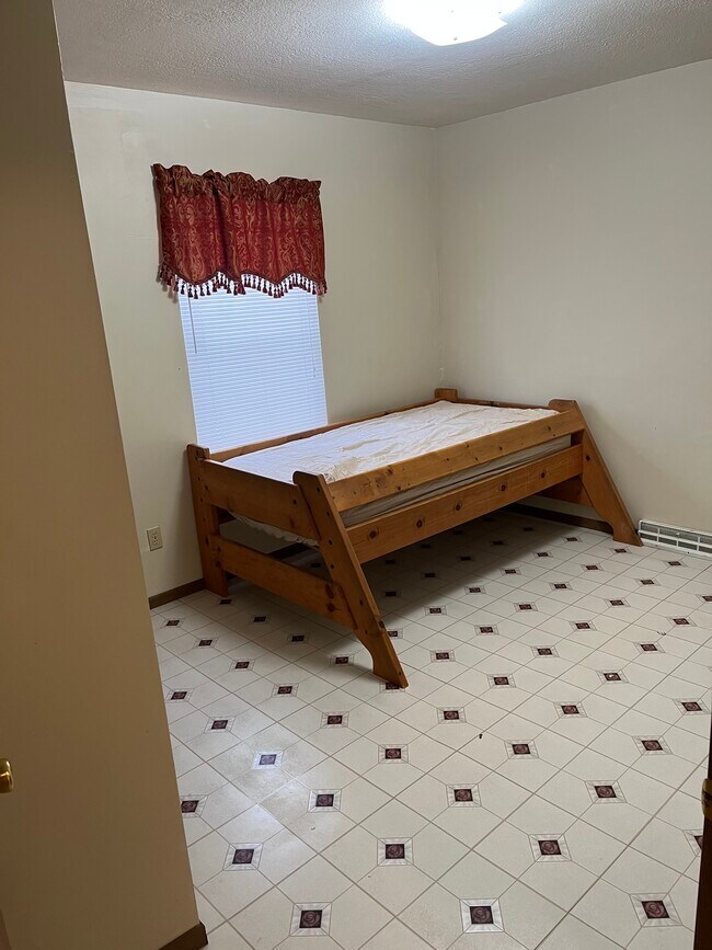 dormitorio 2 del piso superior - 406 W 3rd St