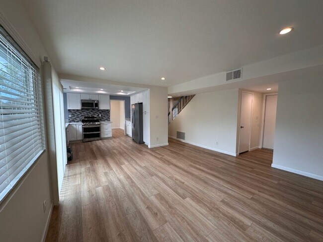 Foto del edificio - Beautiful 4-Bedroom Home located in one of most desirable neighborhoods