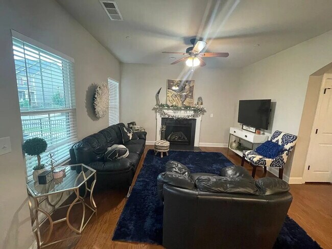 Foto del edificio - 202 Cooper Ledge Cir