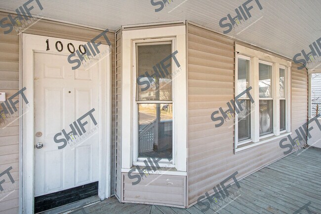 Building Photo - 1000 Cass #2 - beautiful studio