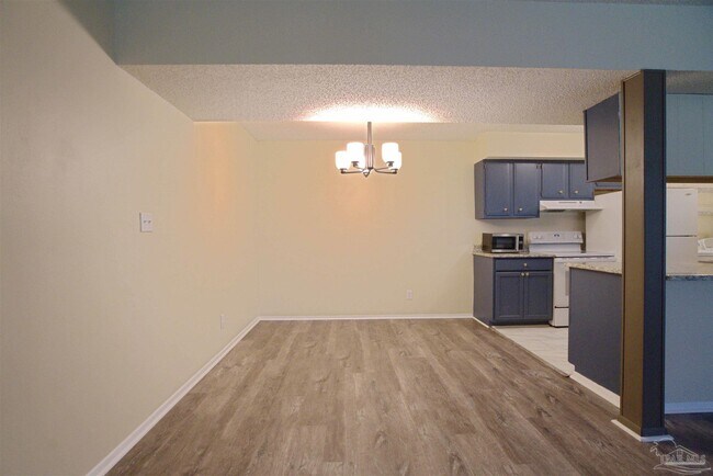 Building Photo - 3323 Kingswood Ct