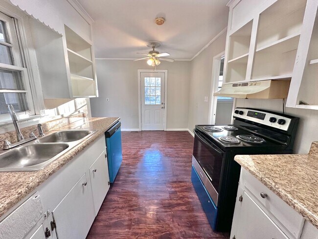 Foto del edificio - 3 Bedrooms, 1 Bathroom - House in West Rome!