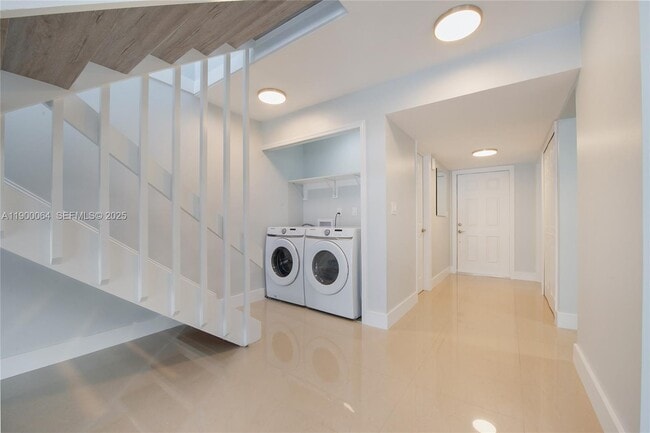Escaleras / Lavadora y secadora en la unidad - 7424 SW 106th Pl