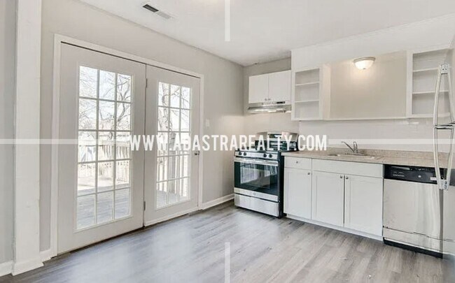Building Photo - Beautiful 3 Bed/1 Bath Home in KCMO/Raytow...