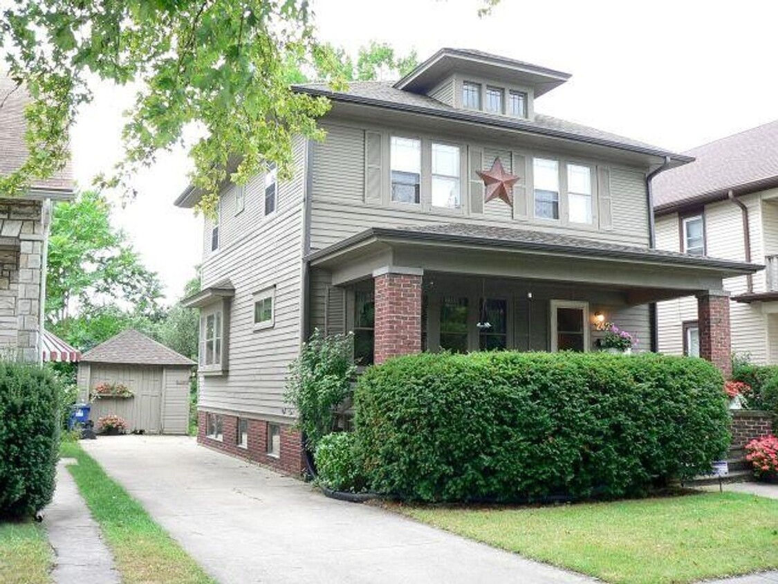 Foto principal - Gorgeous 4 Bedroom Single Family with Cent...