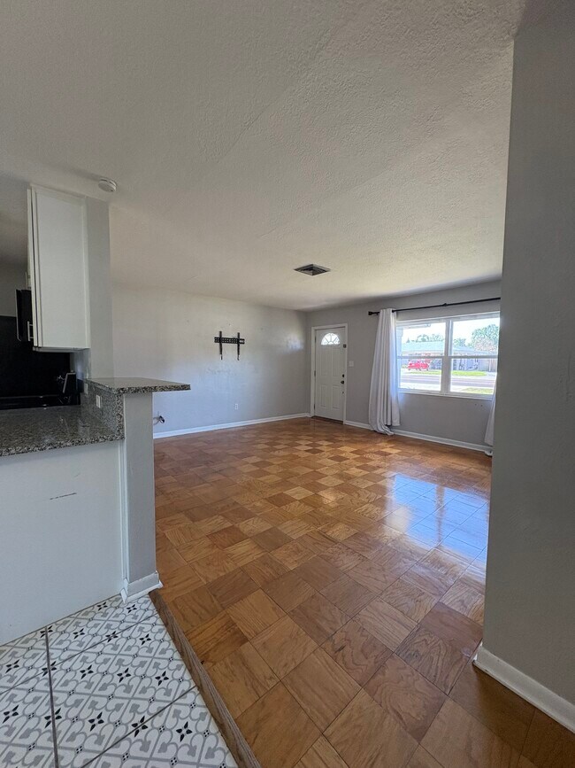 Foto del edificio - 611 E Edgewood Dr