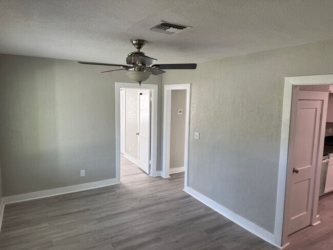 Foto del edificio - Newly Renovated 2.2 with Den - view of can...