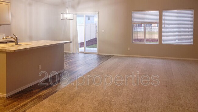 Foto del edificio - 893 N Bowknot Lake Ave
