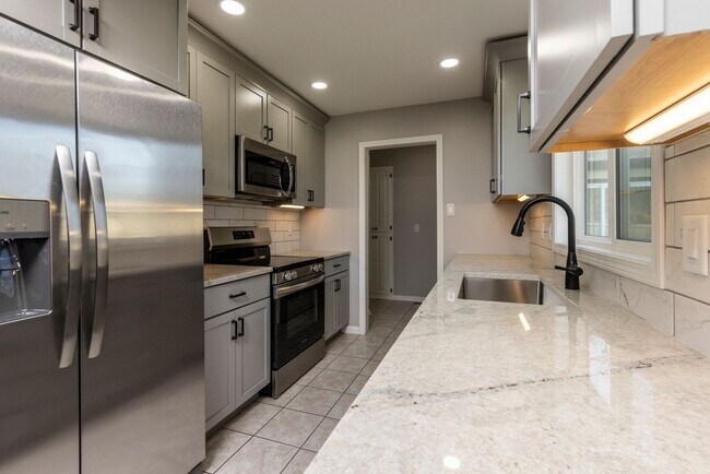 Building Photo - Newly Remodeled 4 Bedroom 2 Bath with fenc...