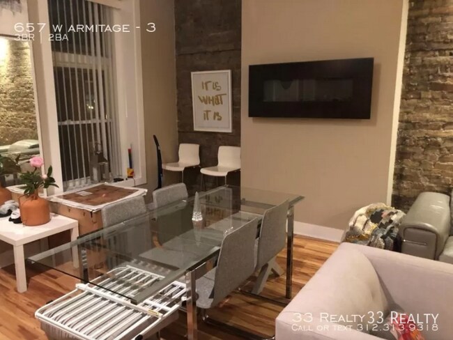 Building Photo - Top Floor Beautiful 3 Bed 2 Bath Lincoln Park