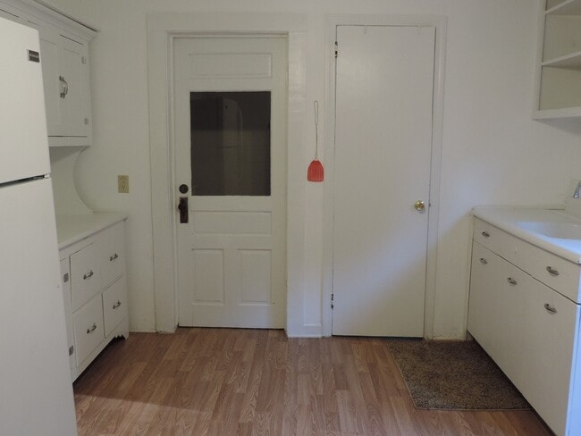 Building Photo - Cute 2/1 Cottage in Fleetwood with Office Space Upstairs