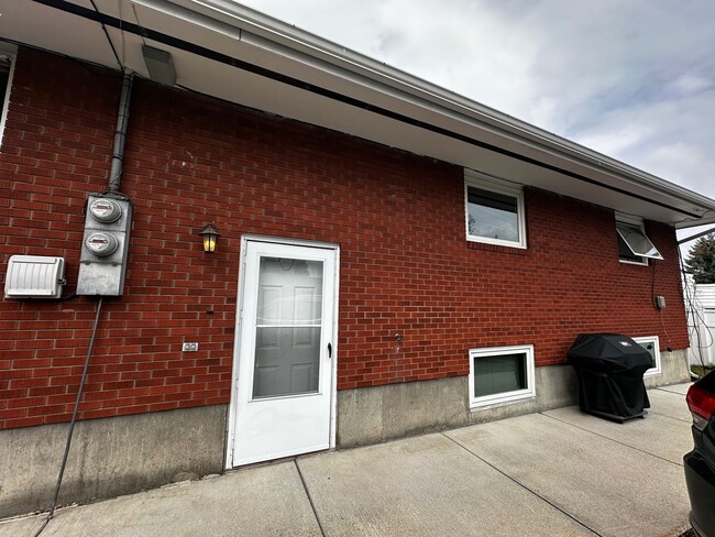 Building Photo - 116.5 N 11th Ave