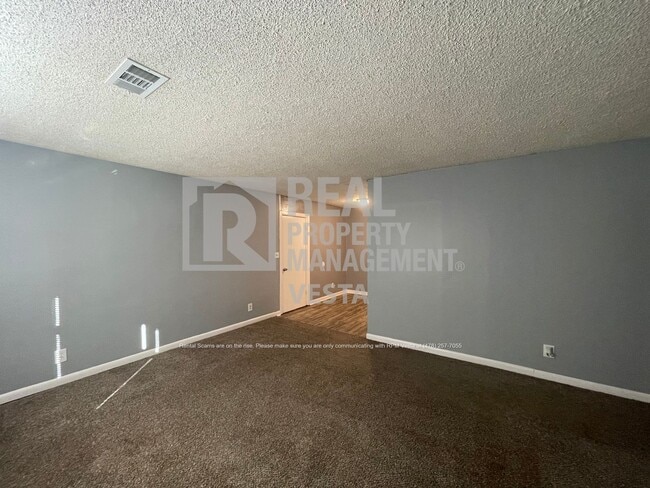 Foto del edificio - 2403 Groveland Cir S