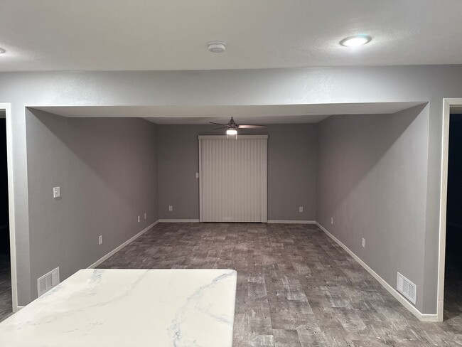 Building Photo - 921 Minns Dr