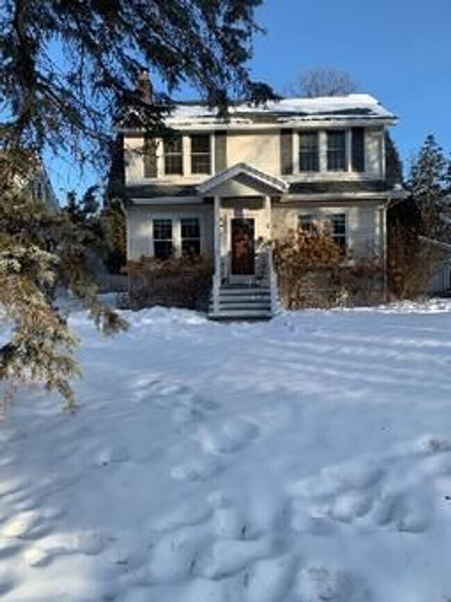 Building Photo - AVAILABLE AUGUST -  3 BED 2 BATH