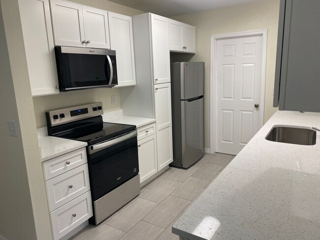 Building Photo - Clean two bedroom two bath with Office and porch