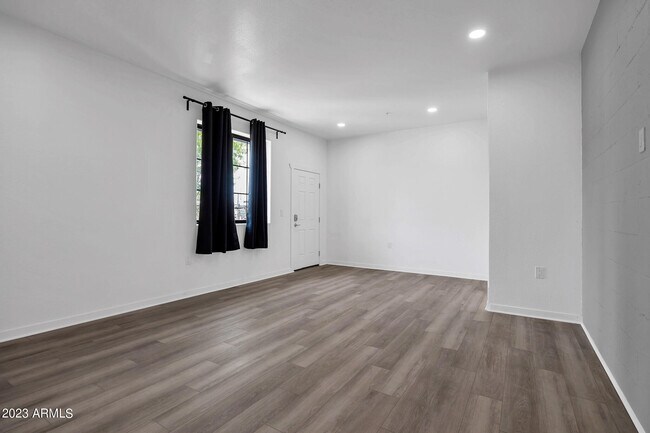Building Photo - 830 S Farmer Ave