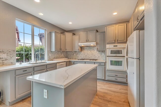 Building Photo - 300 Crestridge Ct