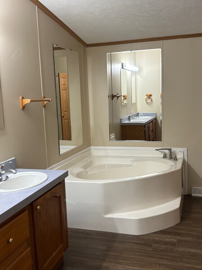 Foto del edificio - 817 Wilderness Dr