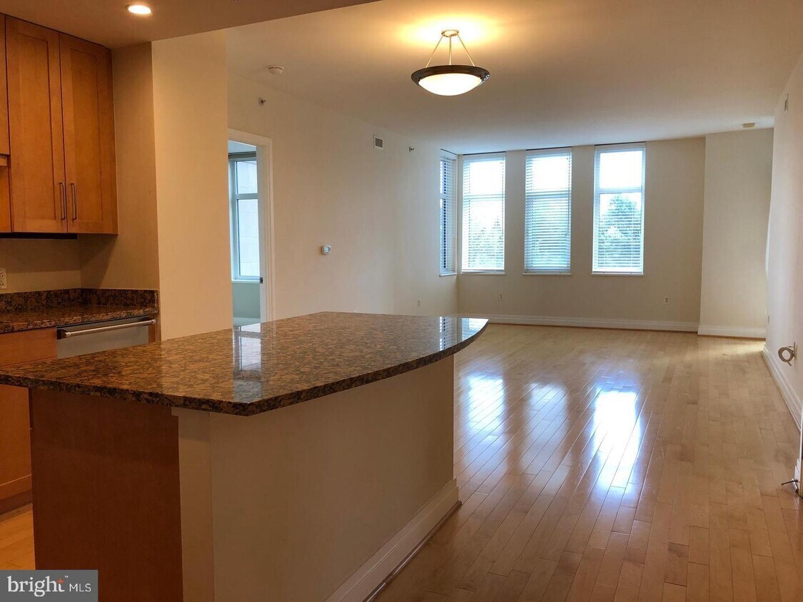 Foto principal - 8220 Crestwood Heights Dr