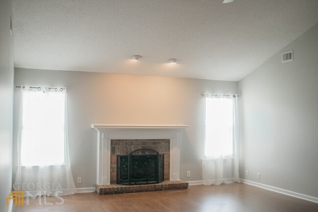 Building Photo - 20 Lakeside Dr