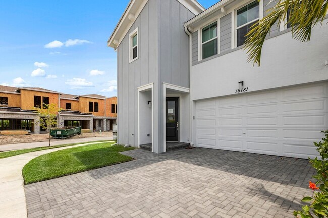 Foto del edificio - 16181 Oakview Dr