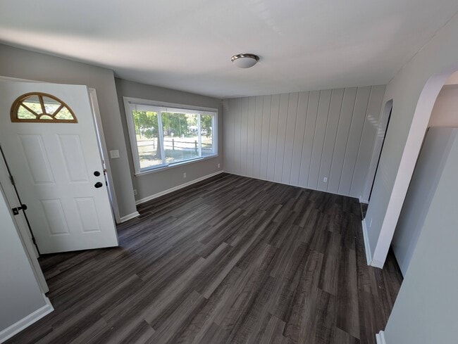 Building Photo - 8076 Lawrence Dr