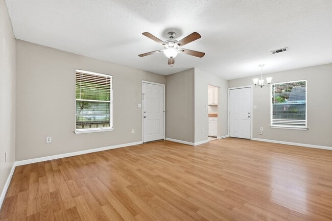Building Photo - Prime Niceville Location!